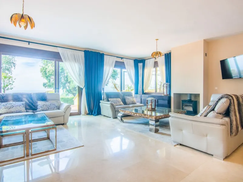 This small complex of only 8 south facing villas offers truly fantastic views to the Mediterranean and the mountains.