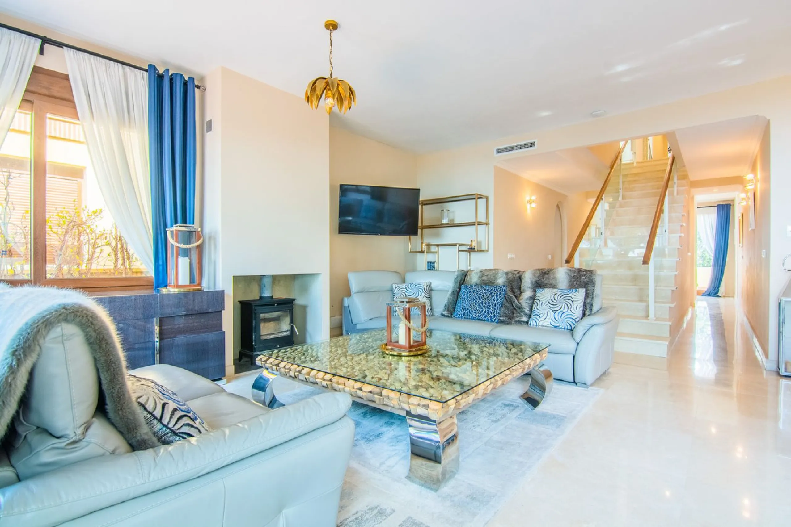 This small complex of only 8 south facing villas offers truly fantastic views to the Mediterranean and the mountains.