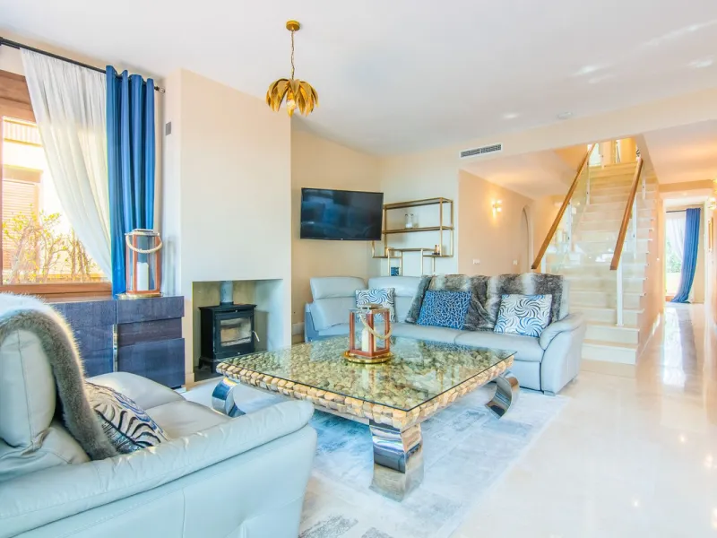 This small complex of only 8 south facing villas offers truly fantastic views to the Mediterranean and the mountains.
