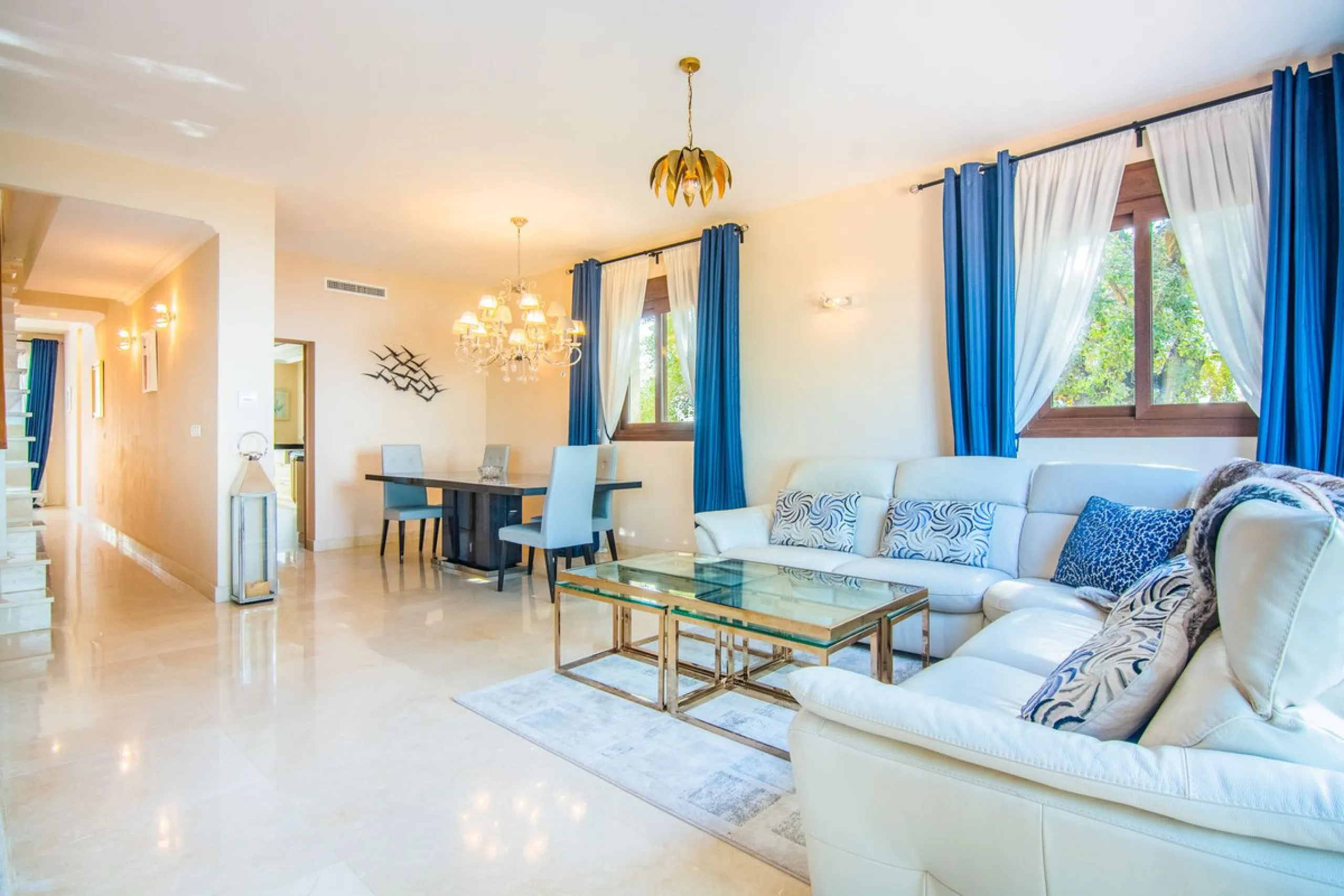 This small complex of only 8 south facing villas offers truly fantastic views to the Mediterranean and the mountains.