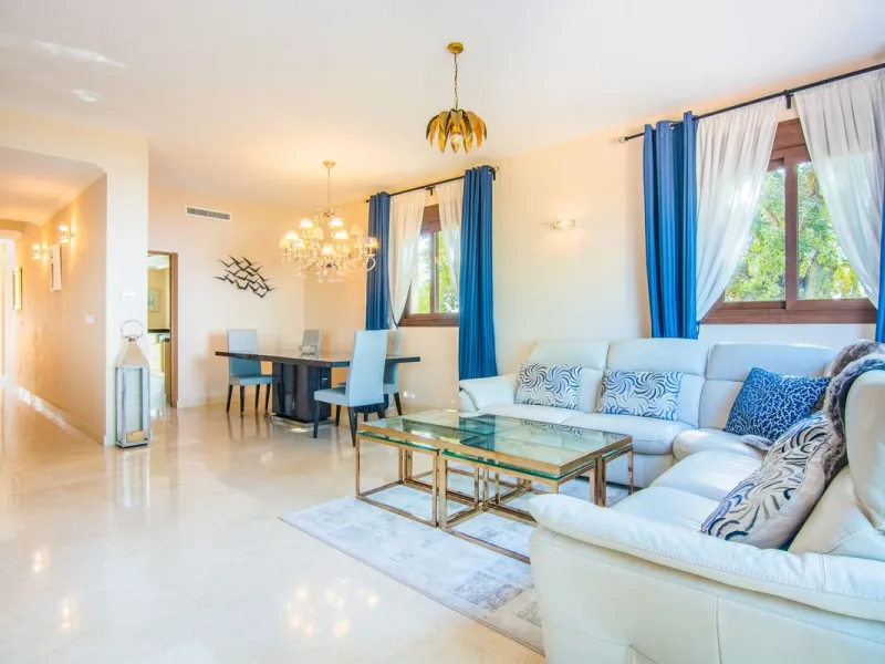 This small complex of only 8 south facing villas offers truly fantastic views to the Mediterranean and the mountains.