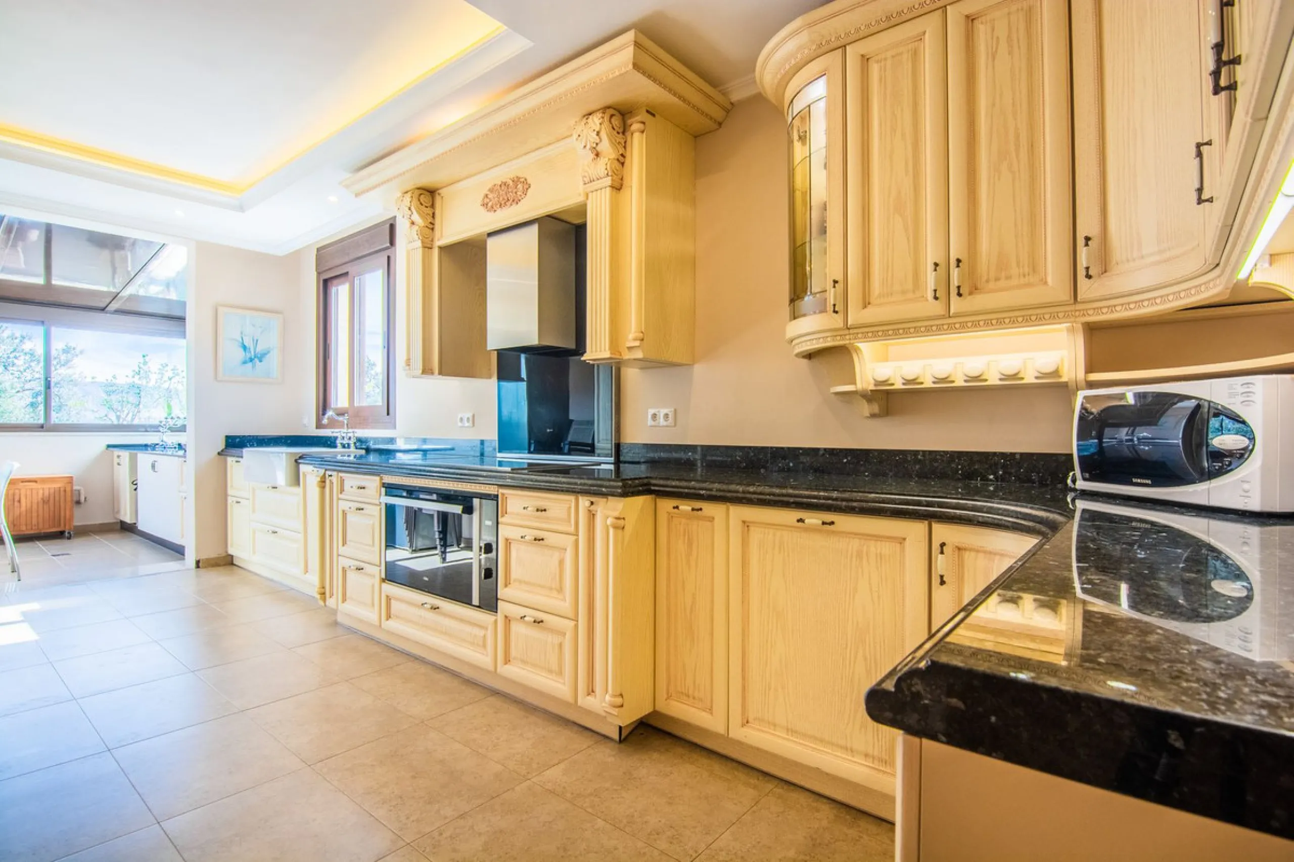 This small complex of only 8 south facing villas offers truly fantastic views to the Mediterranean and the mountains.