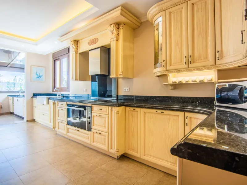 This small complex of only 8 south facing villas offers truly fantastic views to the Mediterranean and the mountains.