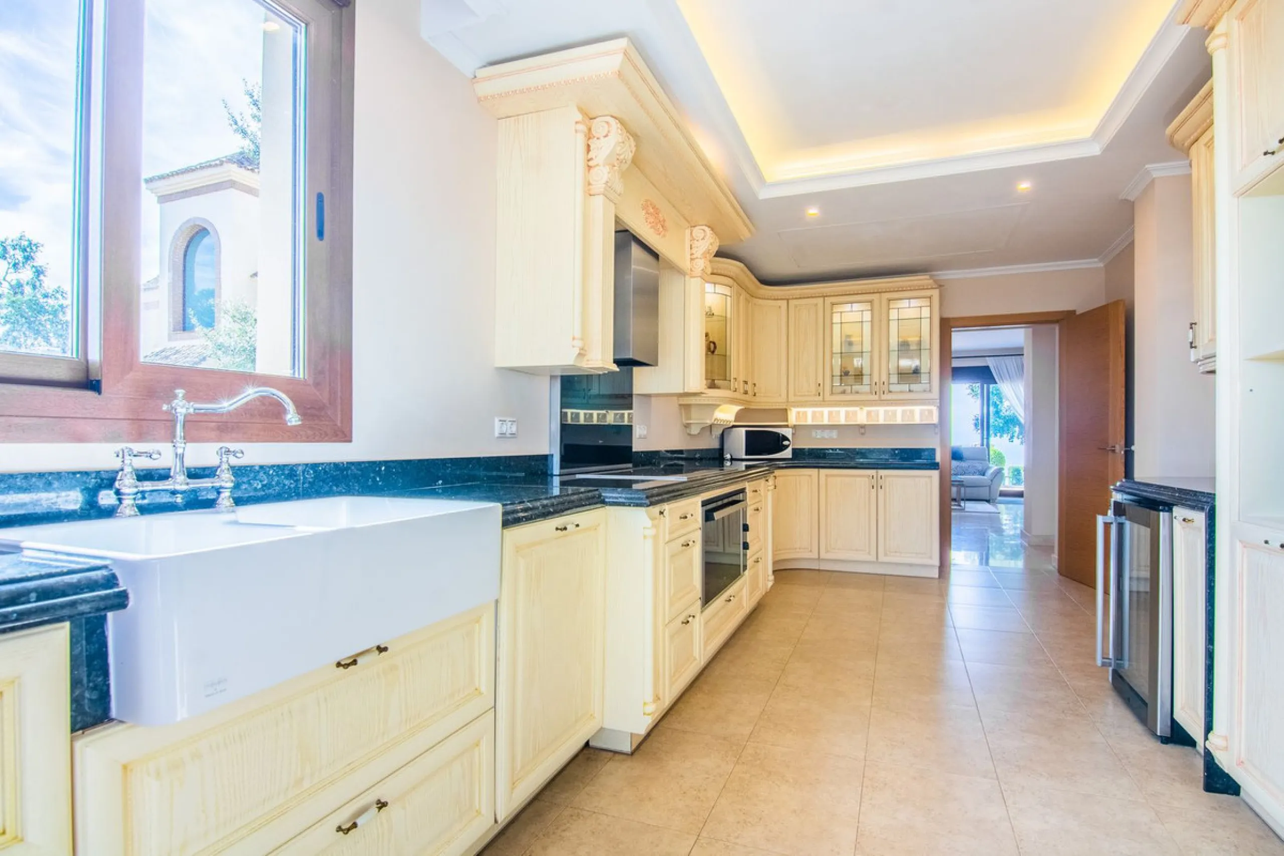 This small complex of only 8 south facing villas offers truly fantastic views to the Mediterranean and the mountains.