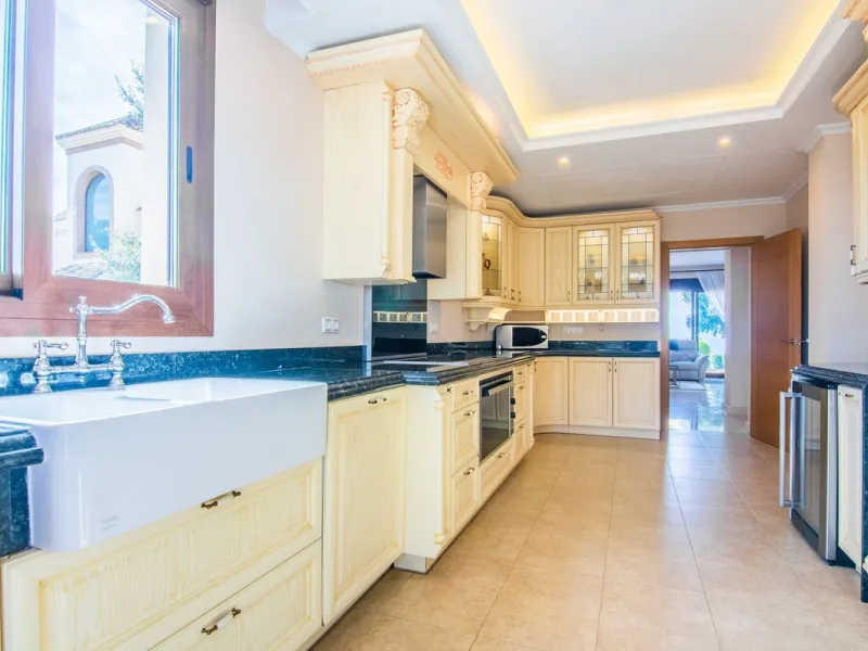 This small complex of only 8 south facing villas offers truly fantastic views to the Mediterranean and the mountains.