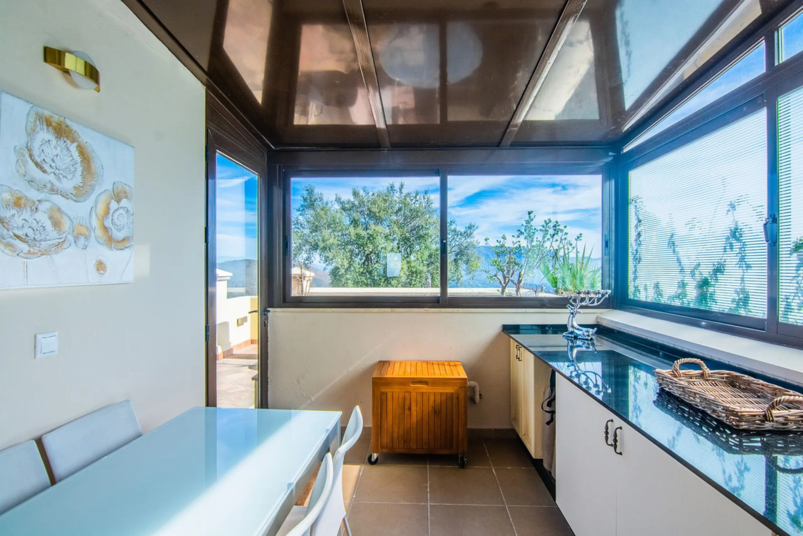 This small complex of only 8 south facing villas offers truly fantastic views to the Mediterranean and the mountains.