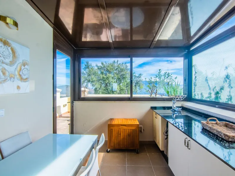 This small complex of only 8 south facing villas offers truly fantastic views to the Mediterranean and the mountains.