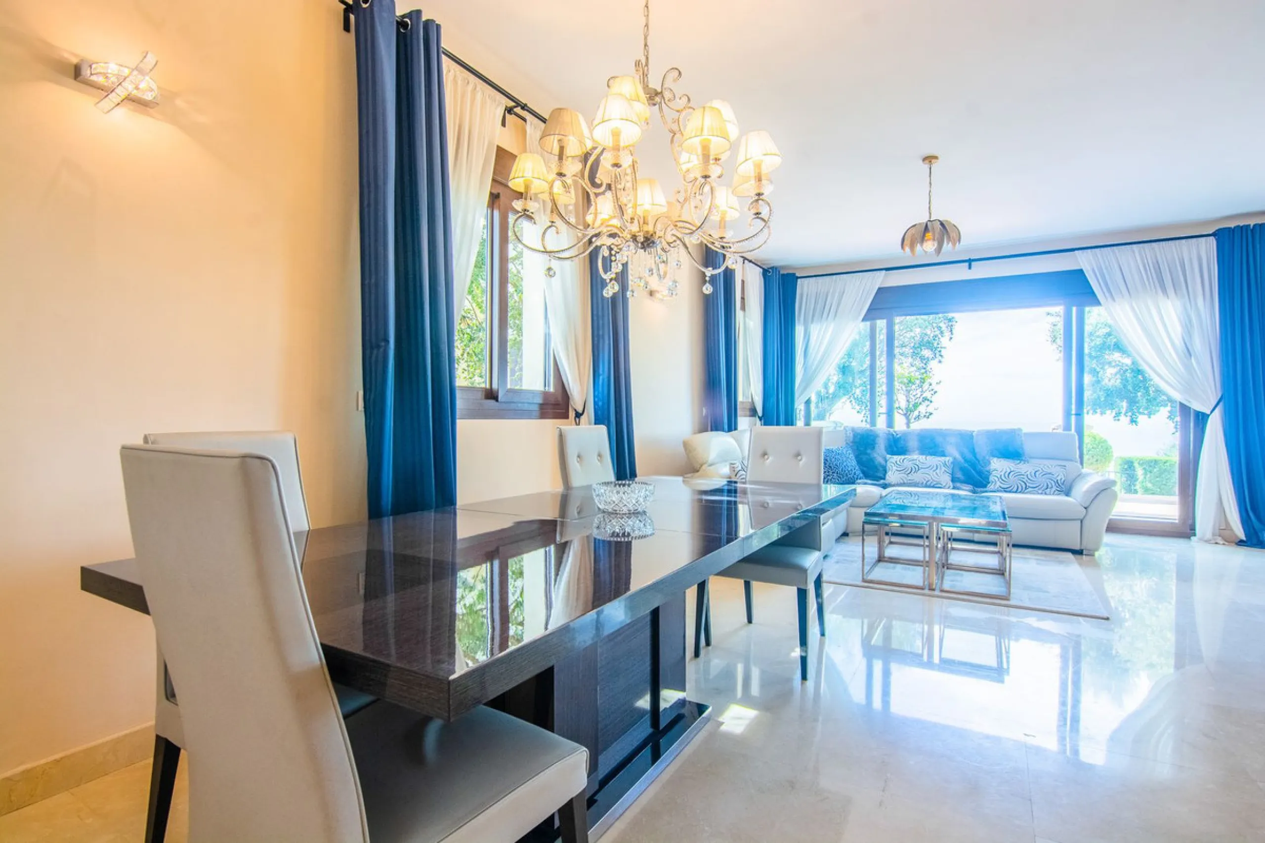 This small complex of only 8 south facing villas offers truly fantastic views to the Mediterranean and the mountains.