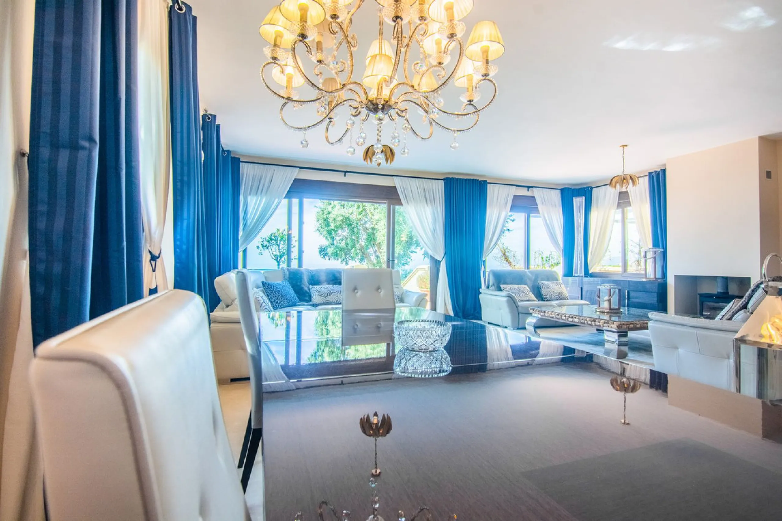 This small complex of only 8 south facing villas offers truly fantastic views to the Mediterranean and the mountains.