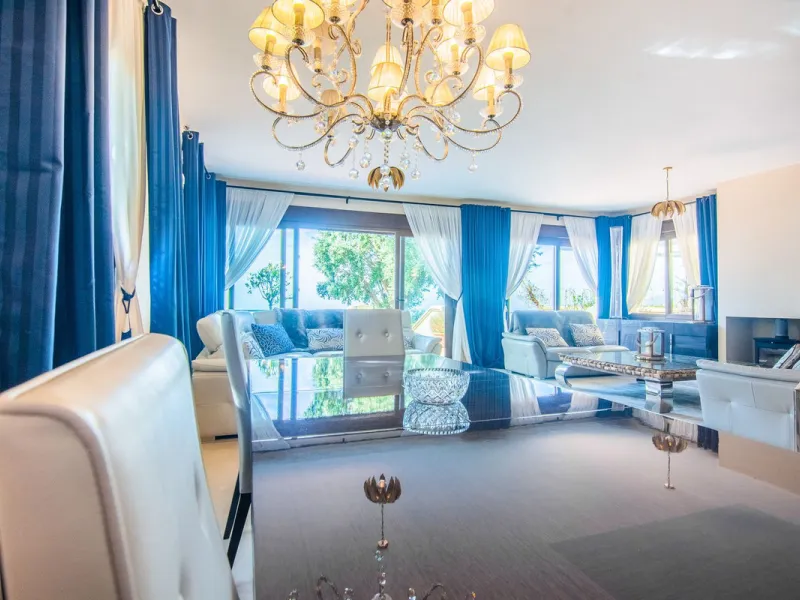 This small complex of only 8 south facing villas offers truly fantastic views to the Mediterranean and the mountains.