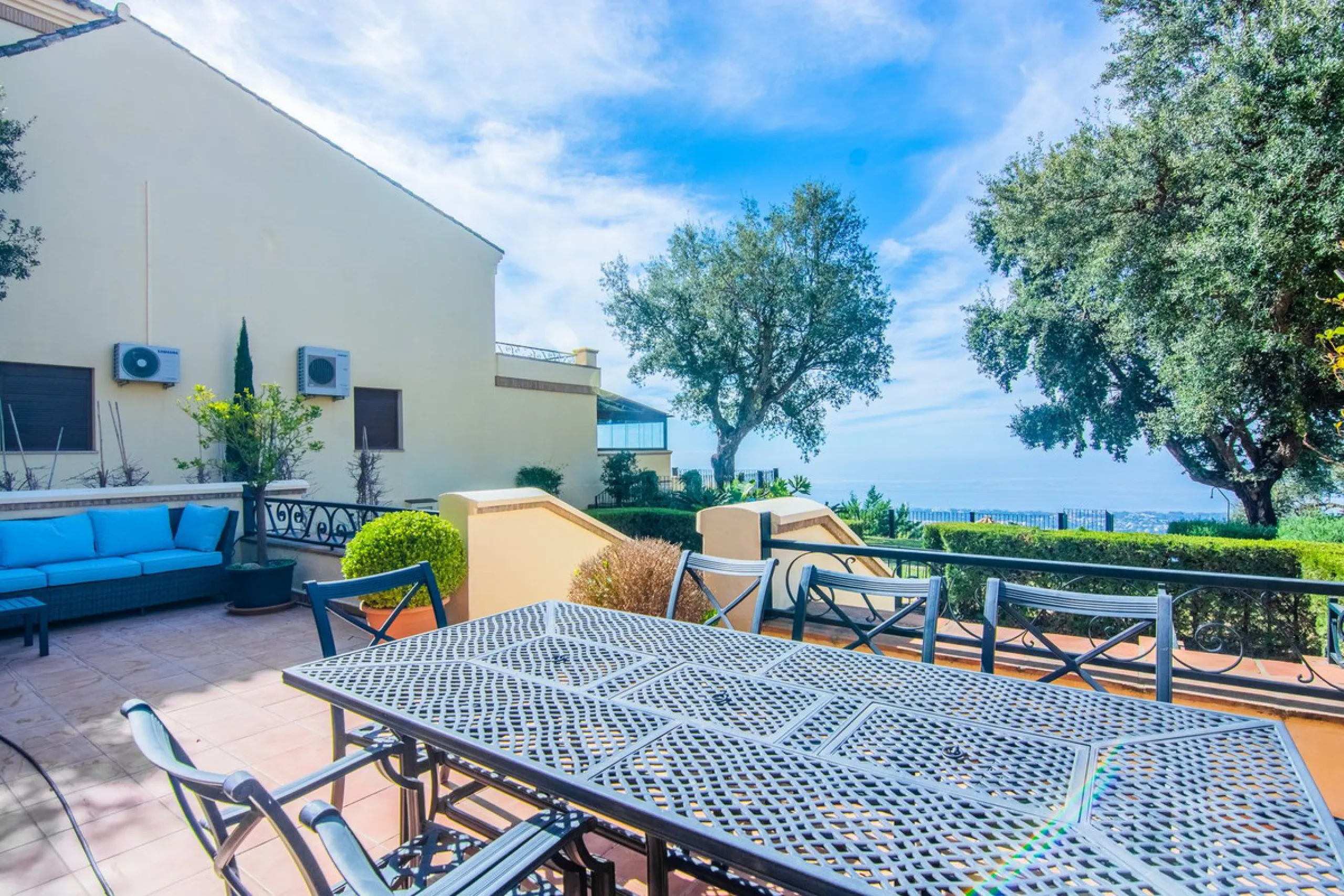 This small complex of only 8 south facing villas offers truly fantastic views to the Mediterranean and the mountains.