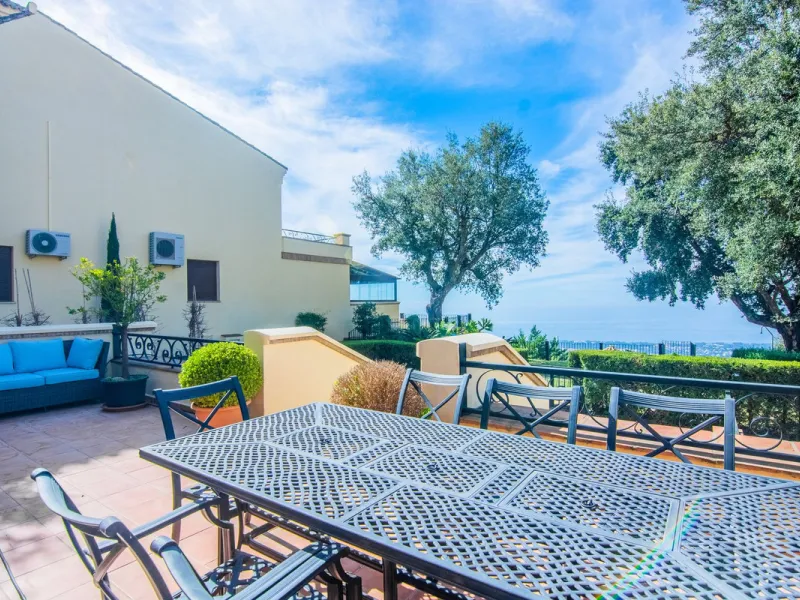 This small complex of only 8 south facing villas offers truly fantastic views to the Mediterranean and the mountains.