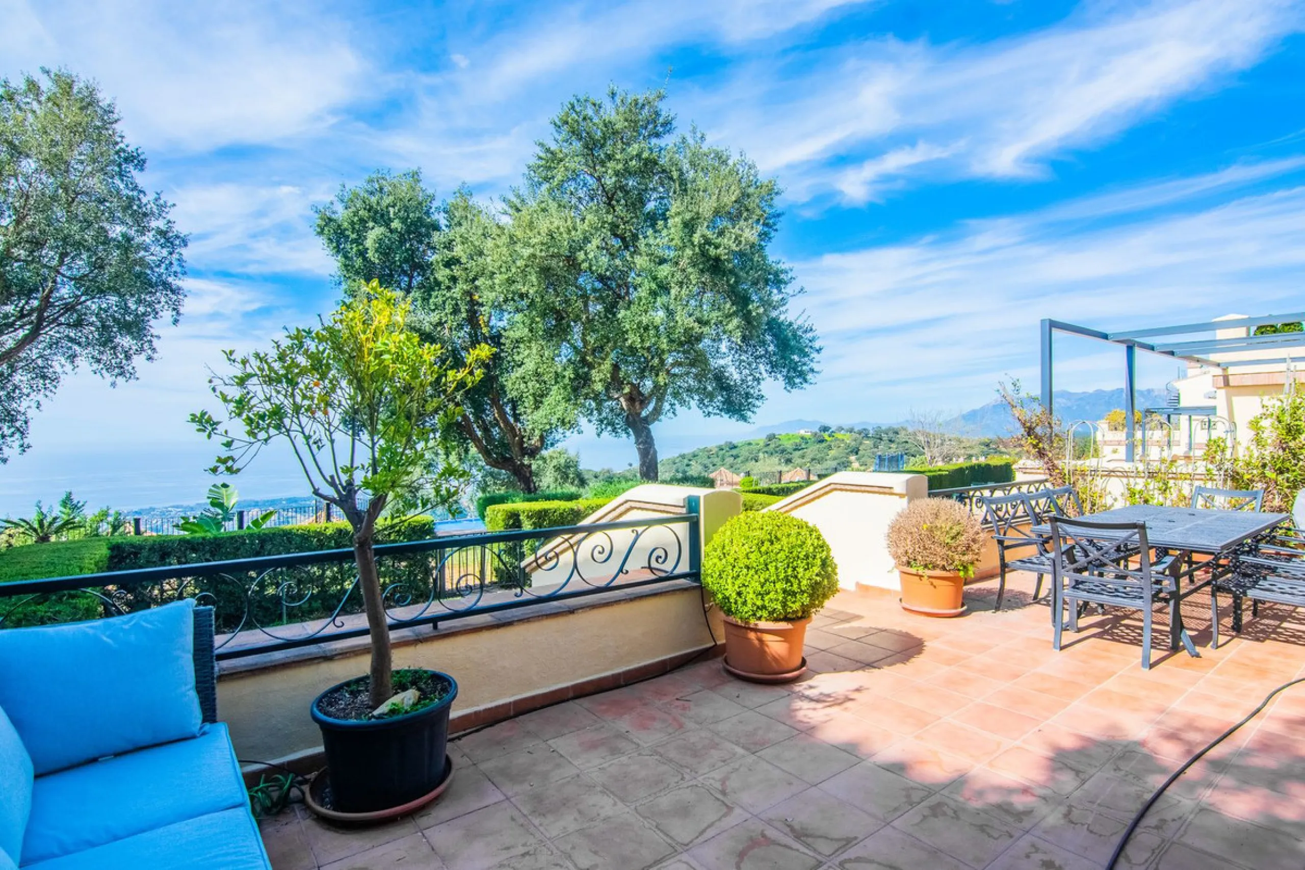 This small complex of only 8 south facing villas offers truly fantastic views to the Mediterranean and the mountains.