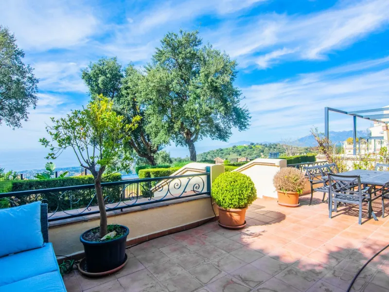 This small complex of only 8 south facing villas offers truly fantastic views to the Mediterranean and the mountains.