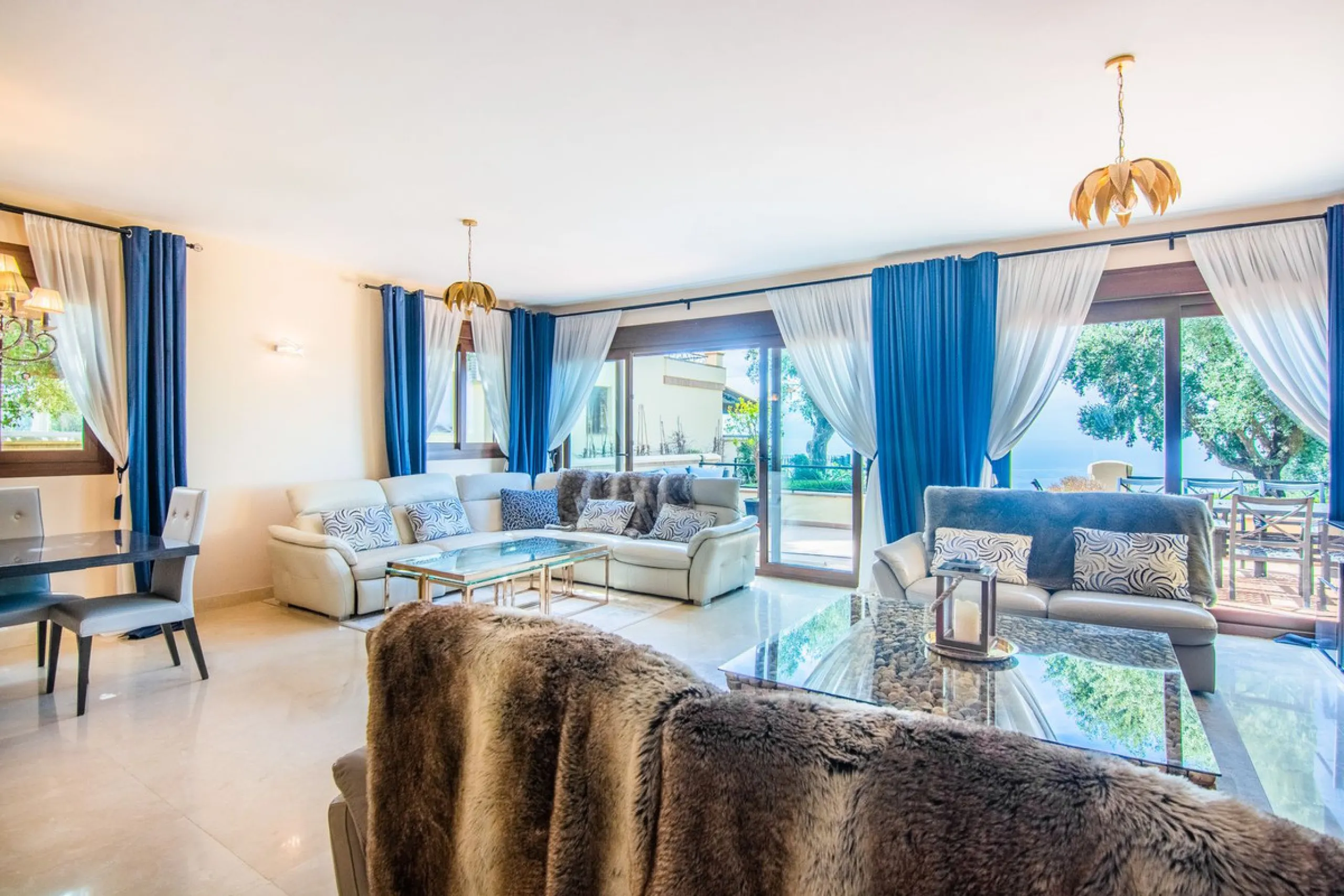 This small complex of only 8 south facing villas offers truly fantastic views to the Mediterranean and the mountains.