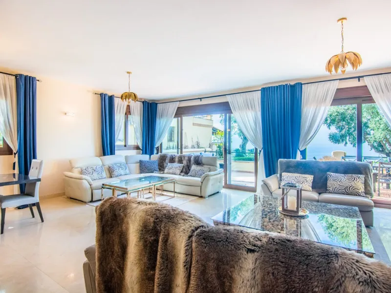This small complex of only 8 south facing villas offers truly fantastic views to the Mediterranean and the mountains.