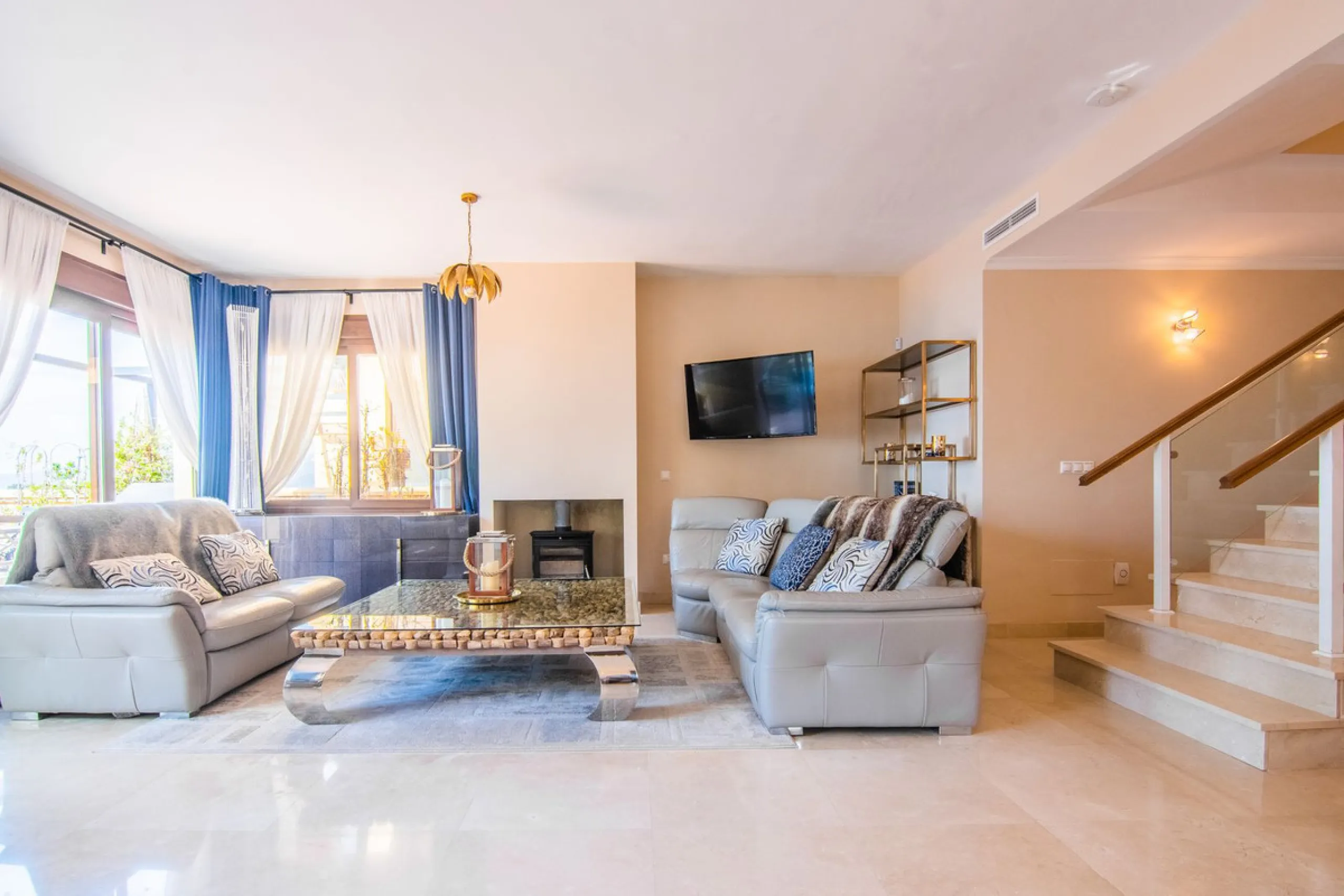 This small complex of only 8 south facing villas offers truly fantastic views to the Mediterranean and the mountains.