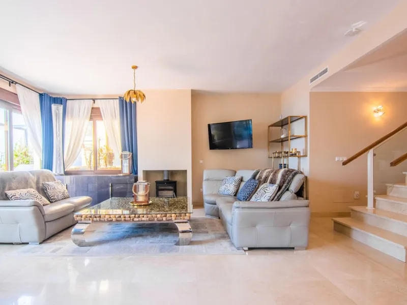 This small complex of only 8 south facing villas offers truly fantastic views to the Mediterranean and the mountains.