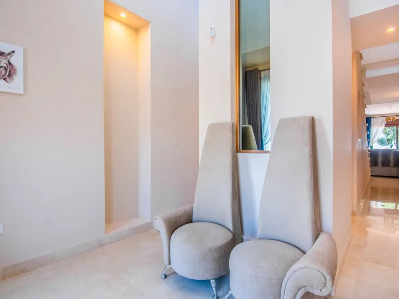This small complex of only 8 south facing villas offers truly fantastic views to the Mediterranean and the mountains.