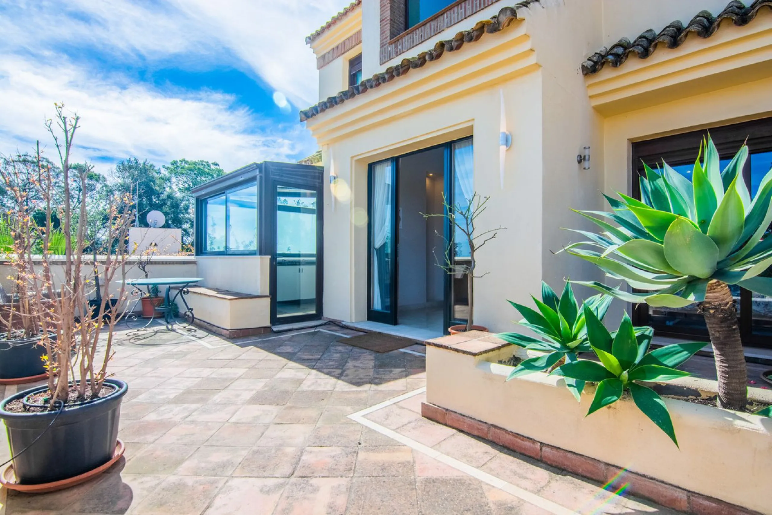 This small complex of only 8 south facing villas offers truly fantastic views to the Mediterranean and the mountains.