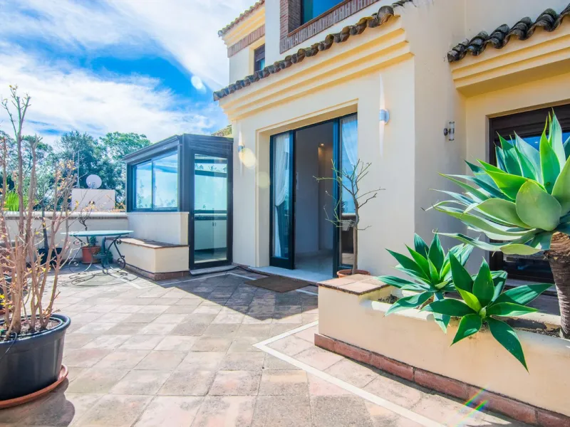 This small complex of only 8 south facing villas offers truly fantastic views to the Mediterranean and the mountains.