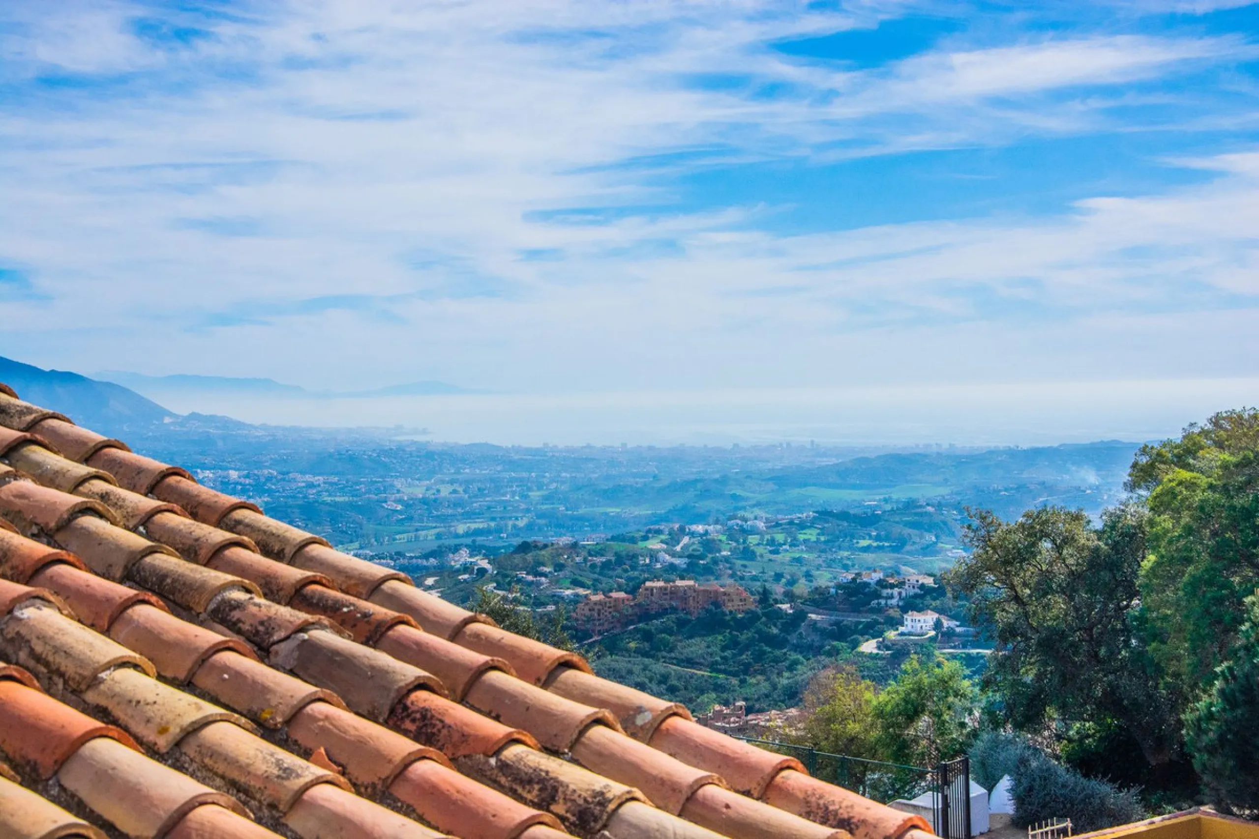 This small complex of only 8 south facing villas offers truly fantastic views to the Mediterranean and the mountains.