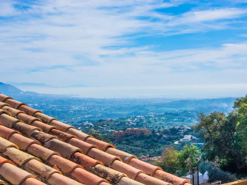 This small complex of only 8 south facing villas offers truly fantastic views to the Mediterranean and the mountains.
