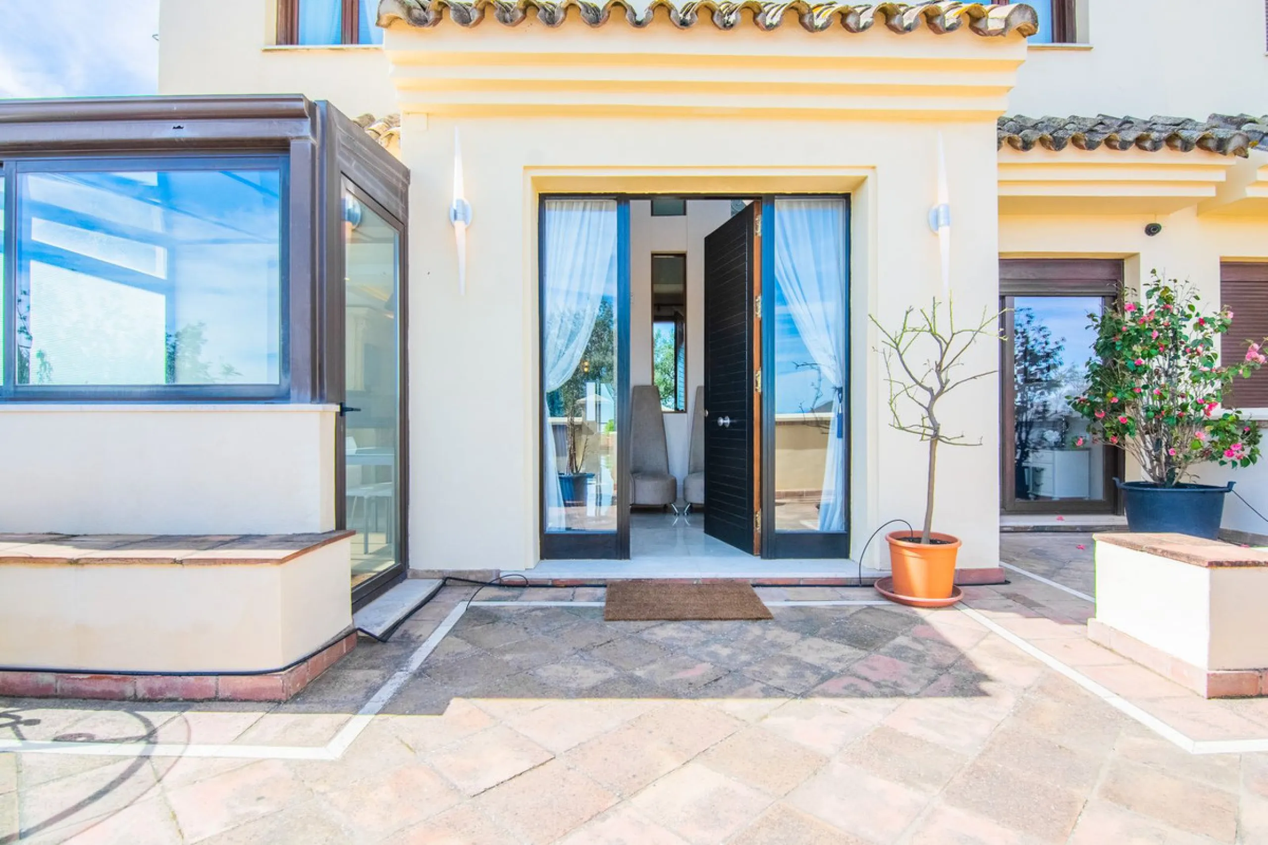 This small complex of only 8 south facing villas offers truly fantastic views to the Mediterranean and the mountains.
