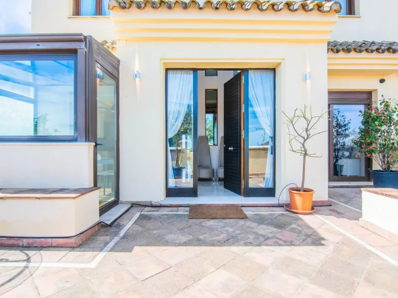 This small complex of only 8 south facing villas offers truly fantastic views to the Mediterranean and the mountains.