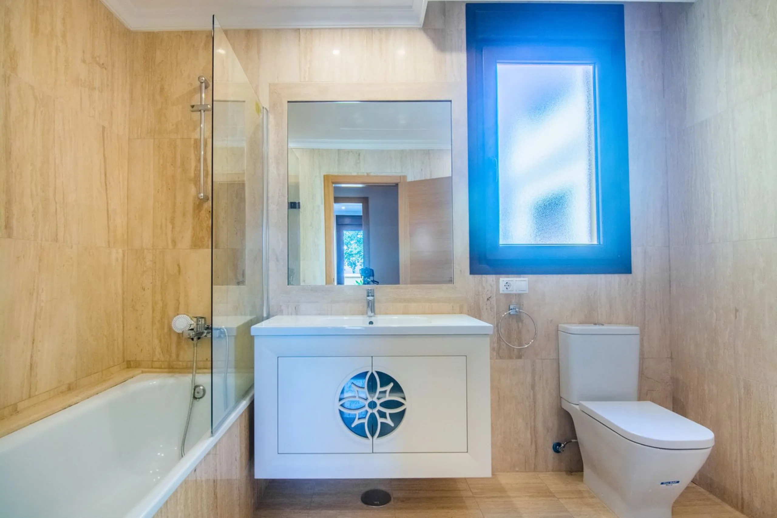 This small complex of only 8 south facing villas offers truly fantastic views to the Mediterranean and the mountains.