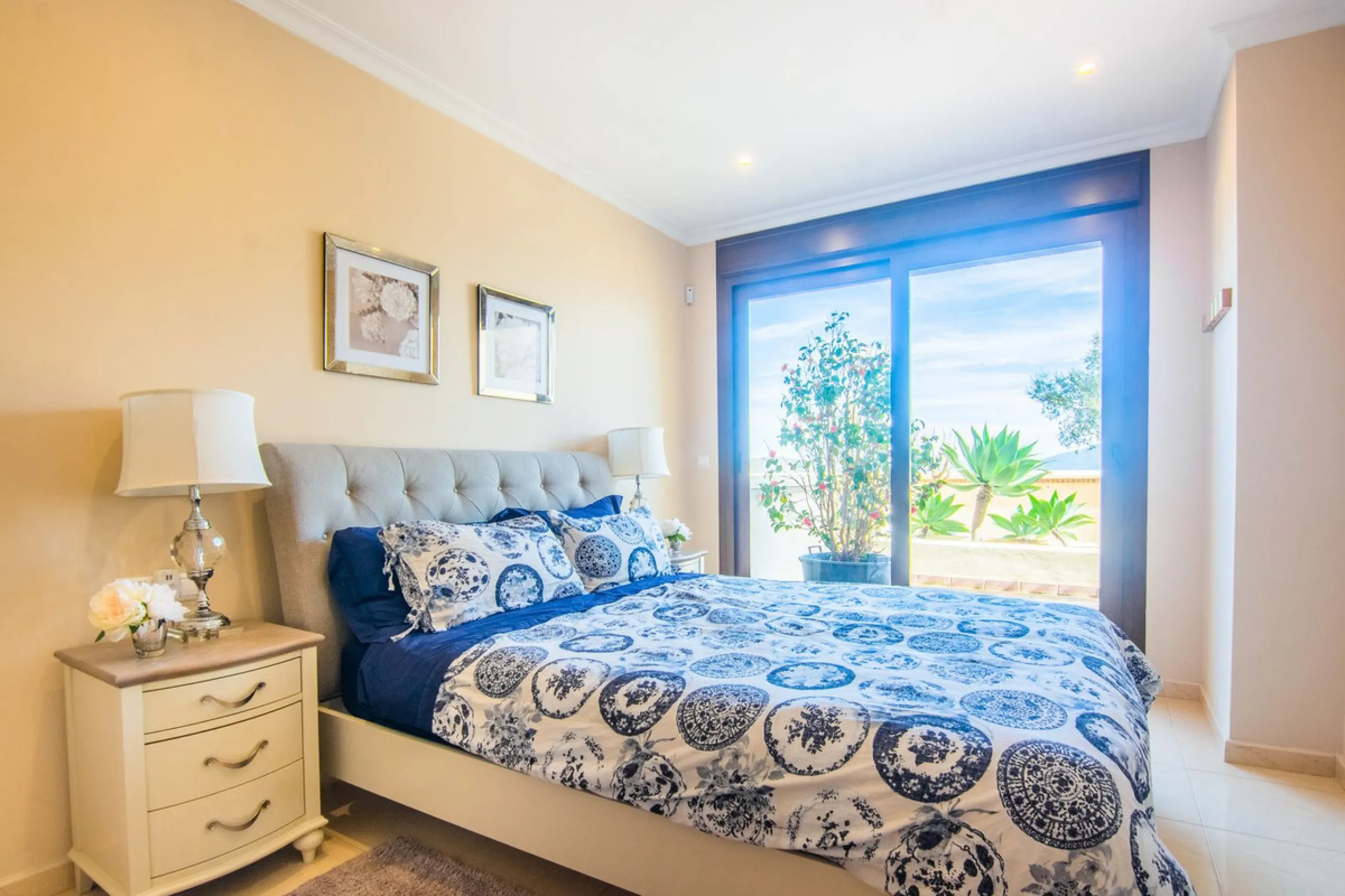 This small complex of only 8 south facing villas offers truly fantastic views to the Mediterranean and the mountains.