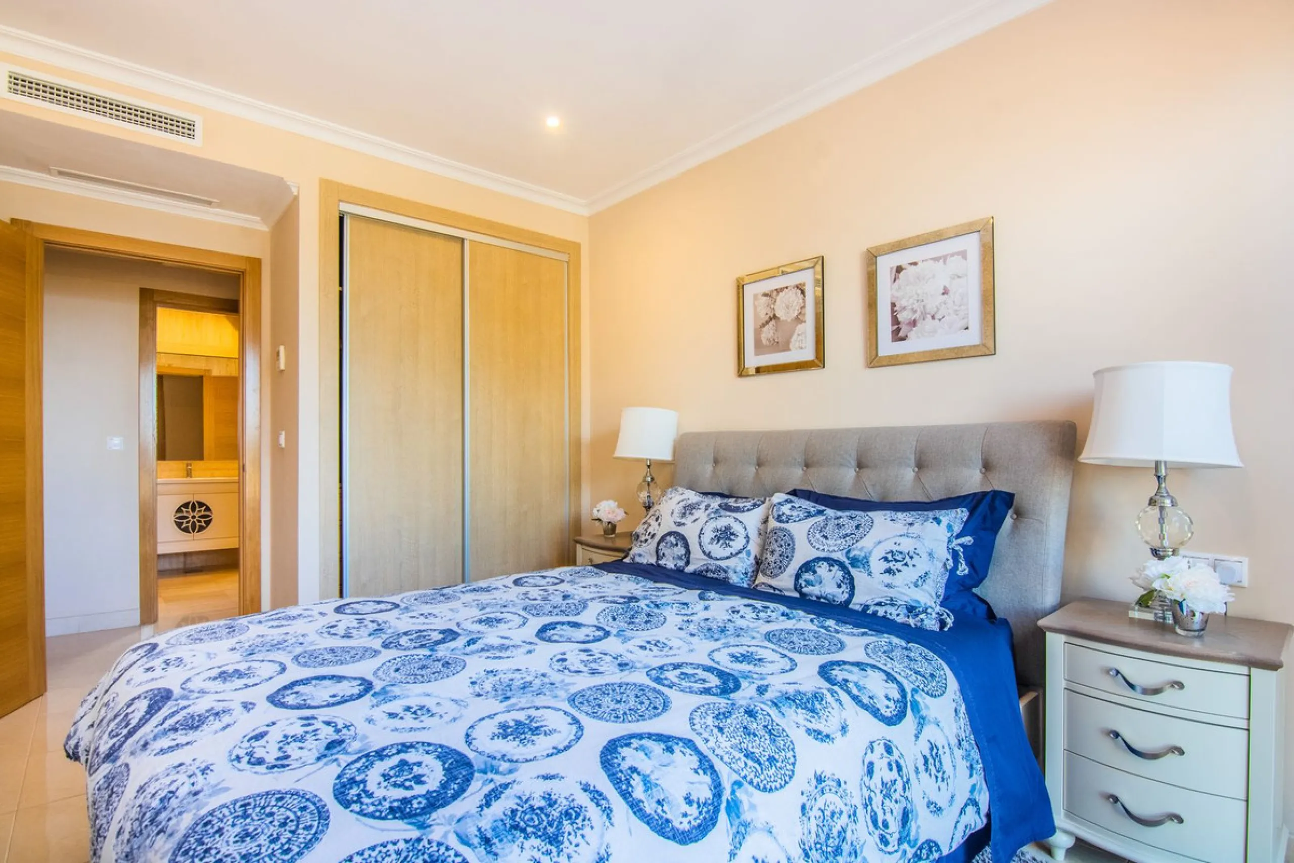 This small complex of only 8 south facing villas offers truly fantastic views to the Mediterranean and the mountains.