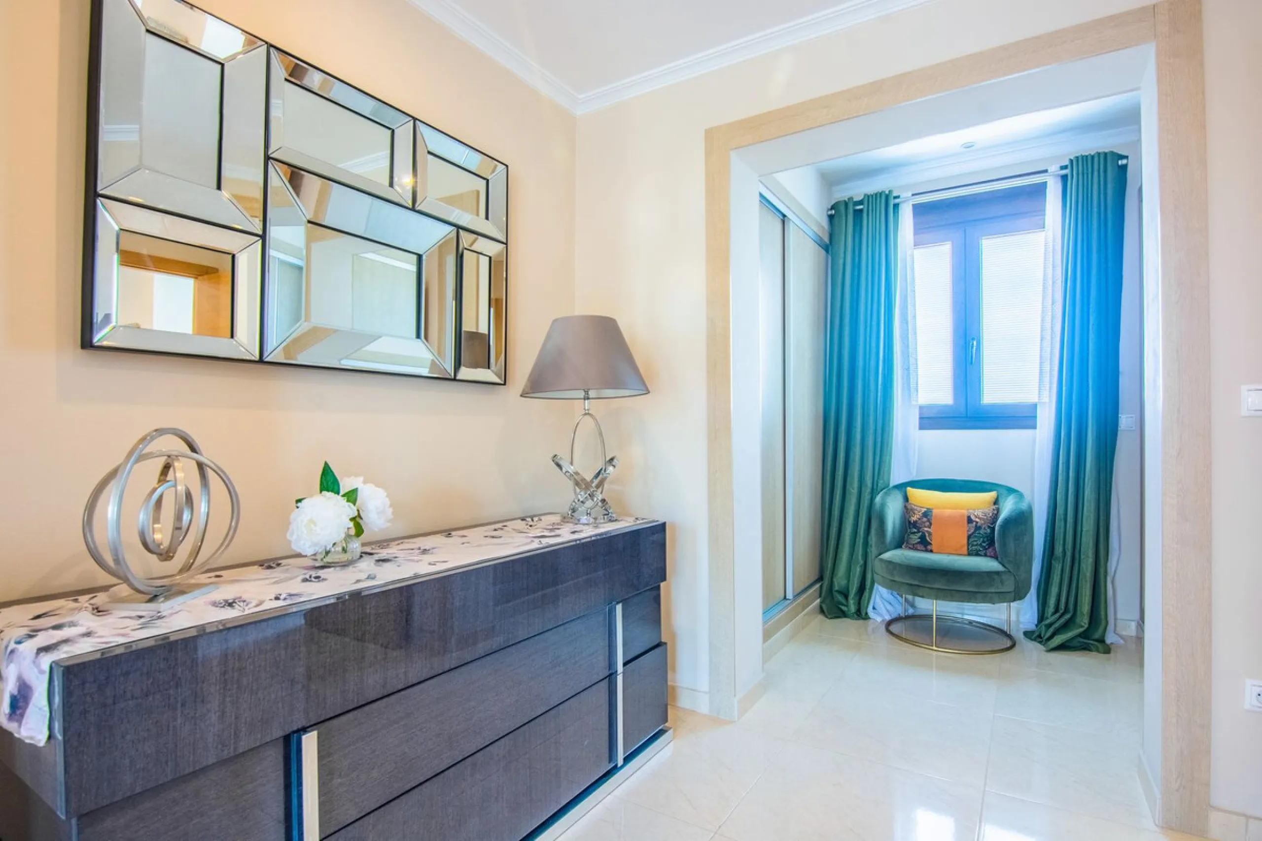 This small complex of only 8 south facing villas offers truly fantastic views to the Mediterranean and the mountains.