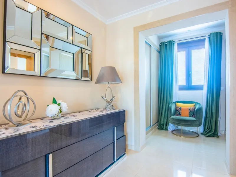 This small complex of only 8 south facing villas offers truly fantastic views to the Mediterranean and the mountains.