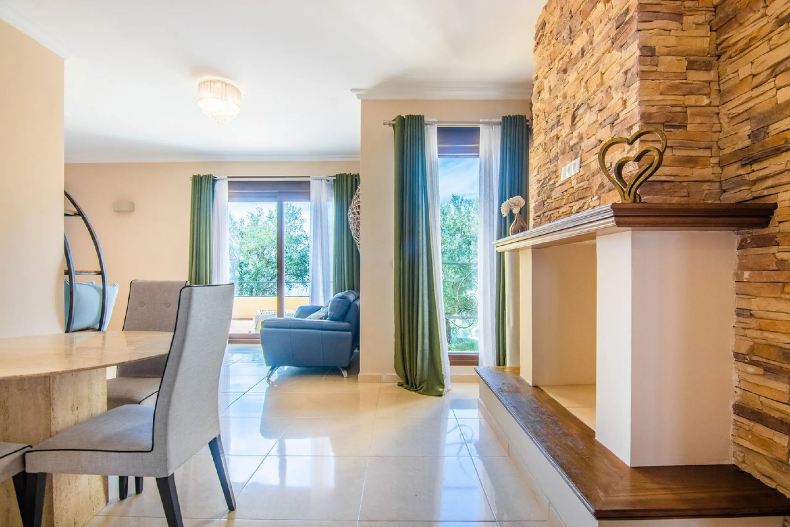 This small complex of only 8 south facing villas offers truly fantastic views to the Mediterranean and the mountains.