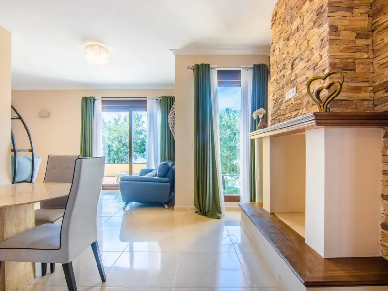 This small complex of only 8 south facing villas offers truly fantastic views to the Mediterranean and the mountains.