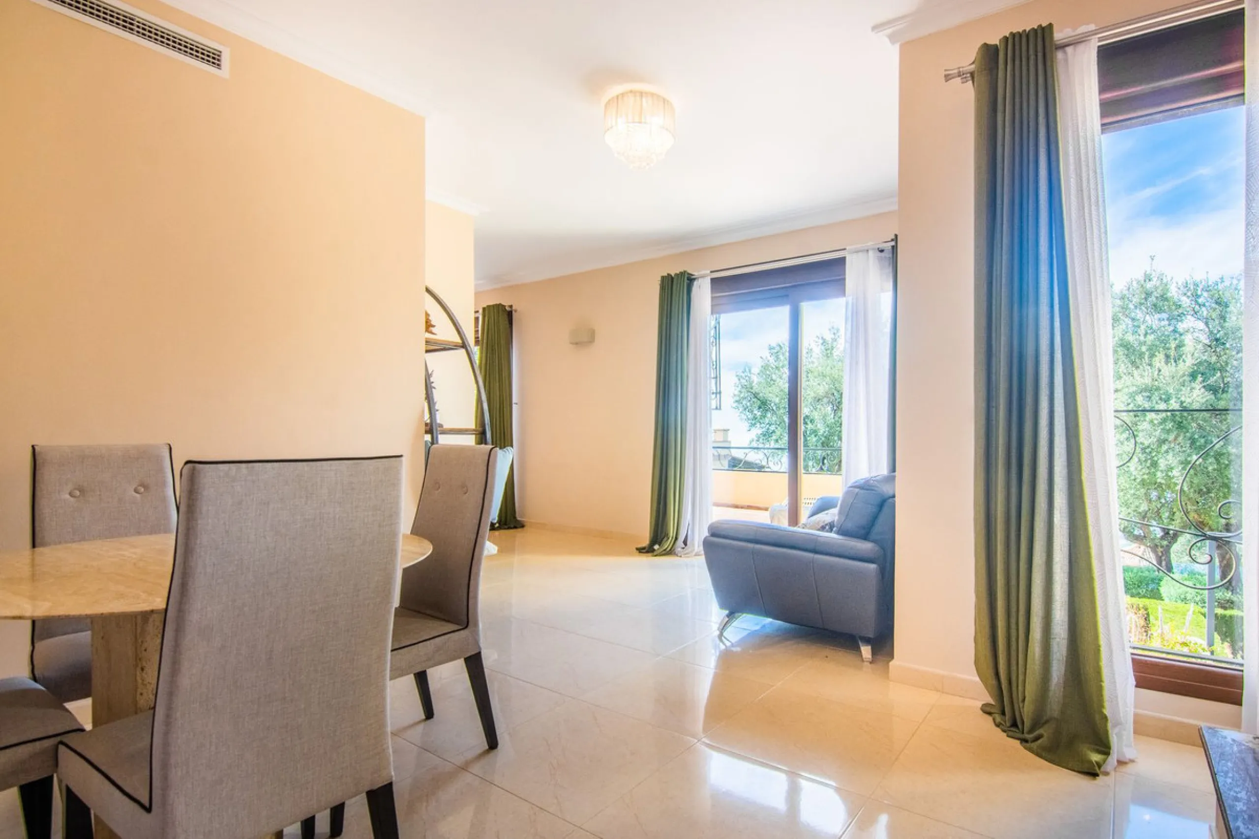 This small complex of only 8 south facing villas offers truly fantastic views to the Mediterranean and the mountains.
