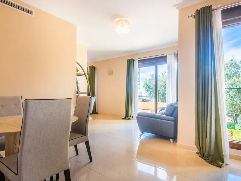 This small complex of only 8 south facing villas offers truly fantastic views to the Mediterranean and the mountains.