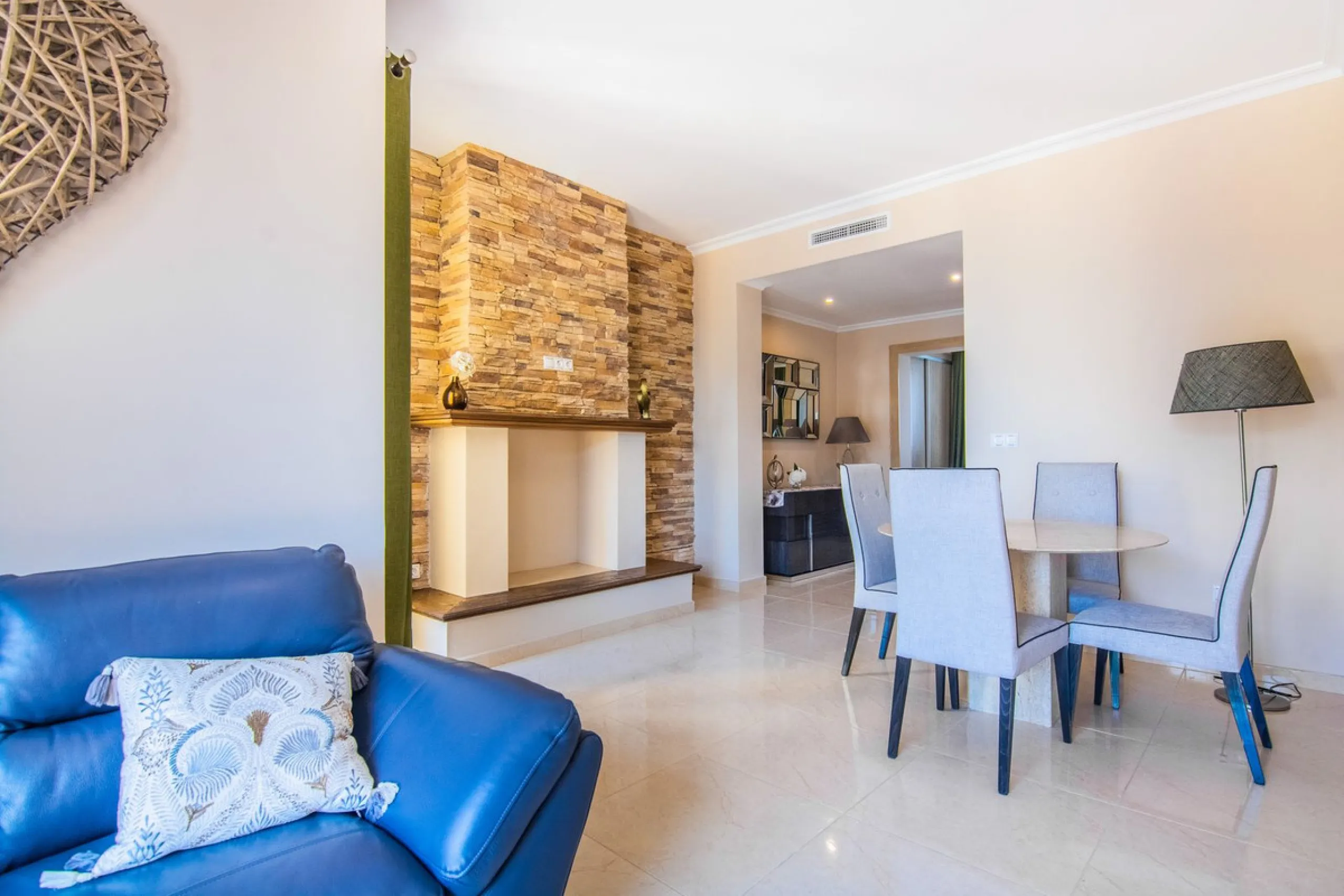 This small complex of only 8 south facing villas offers truly fantastic views to the Mediterranean and the mountains.