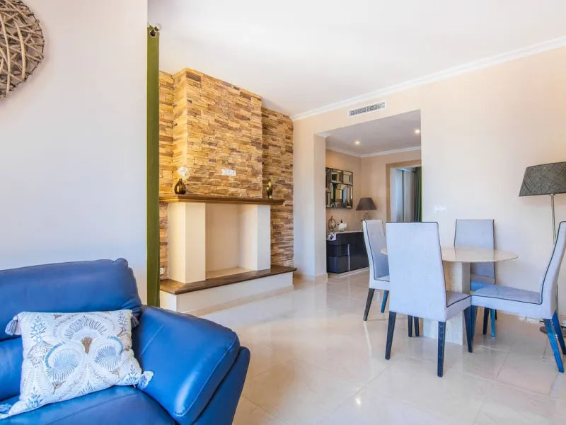 This small complex of only 8 south facing villas offers truly fantastic views to the Mediterranean and the mountains.