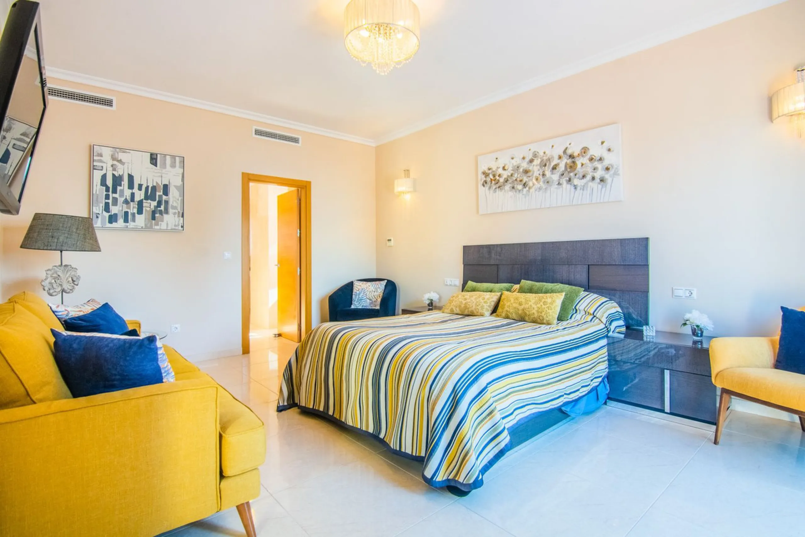 This small complex of only 8 south facing villas offers truly fantastic views to the Mediterranean and the mountains.