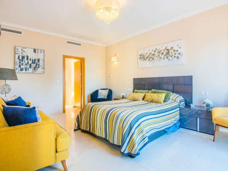 This small complex of only 8 south facing villas offers truly fantastic views to the Mediterranean and the mountains.