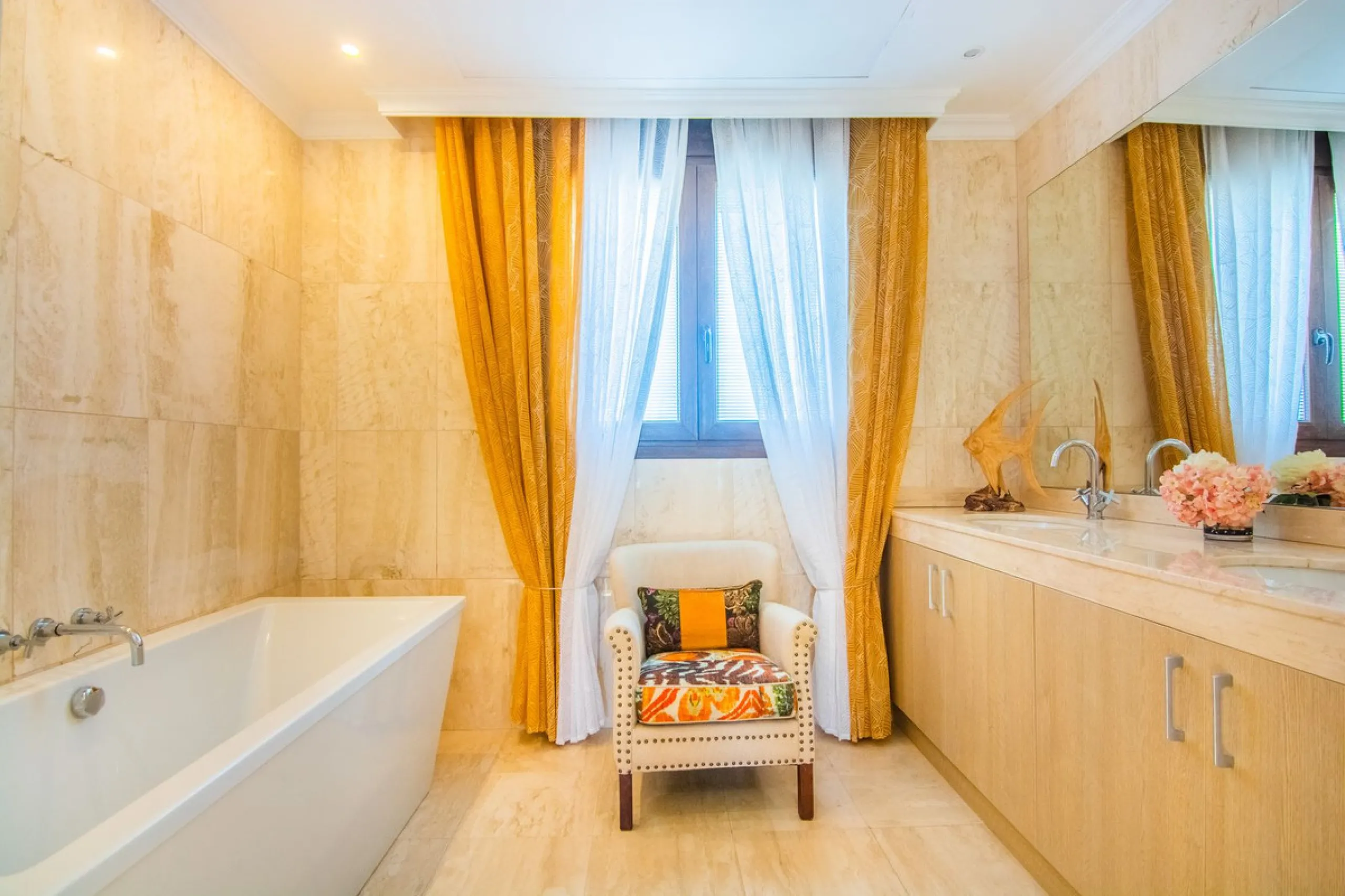 This small complex of only 8 south facing villas offers truly fantastic views to the Mediterranean and the mountains.