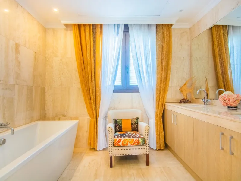 This small complex of only 8 south facing villas offers truly fantastic views to the Mediterranean and the mountains.