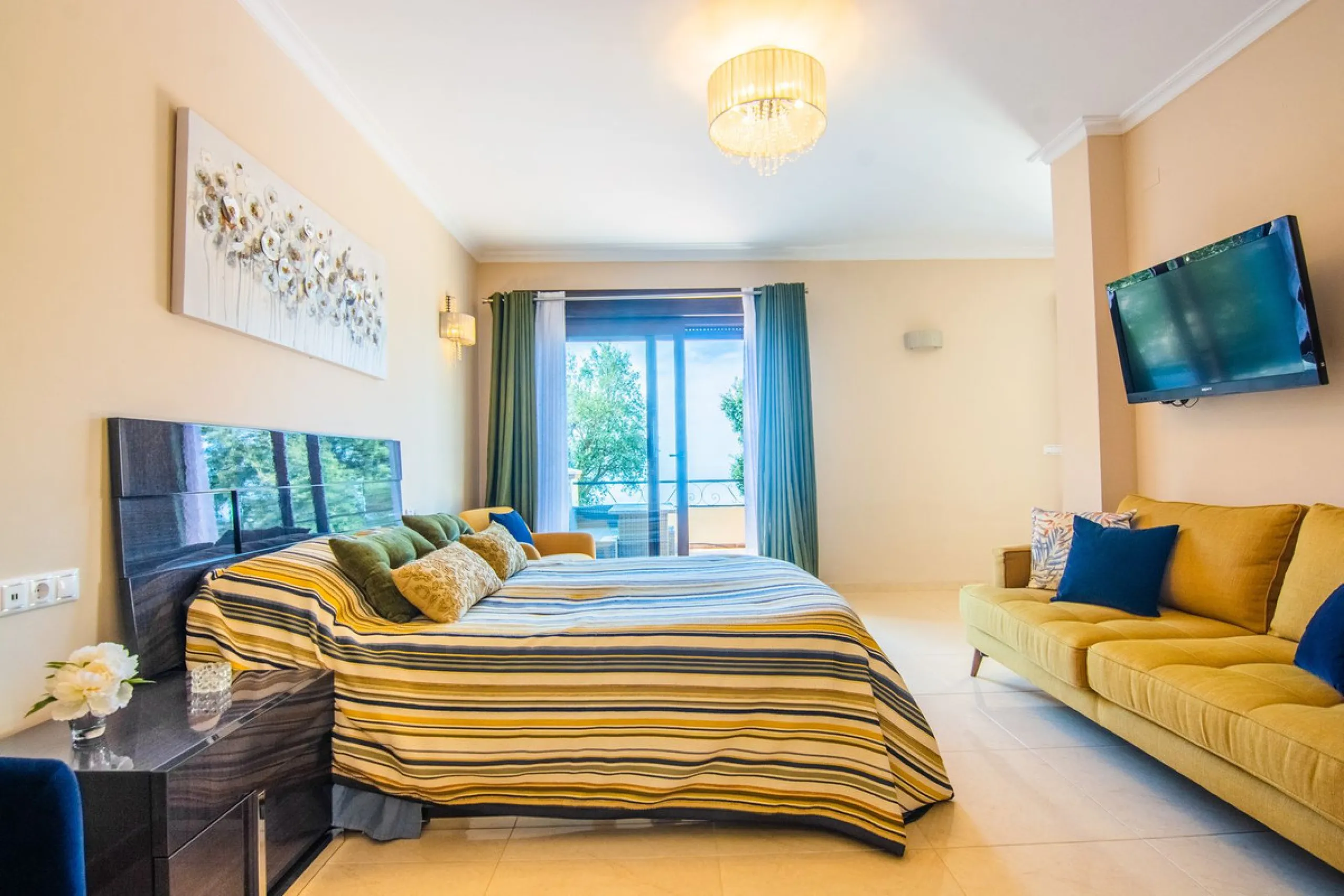 This small complex of only 8 south facing villas offers truly fantastic views to the Mediterranean and the mountains.