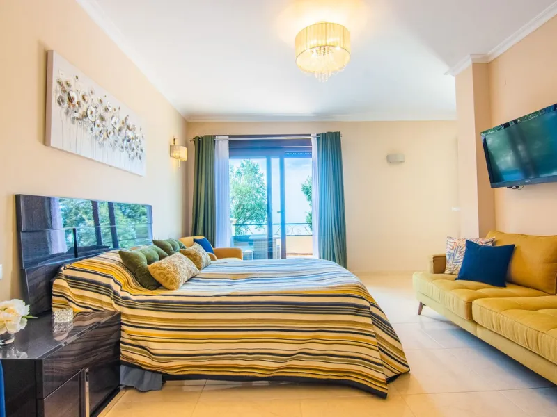 This small complex of only 8 south facing villas offers truly fantastic views to the Mediterranean and the mountains.