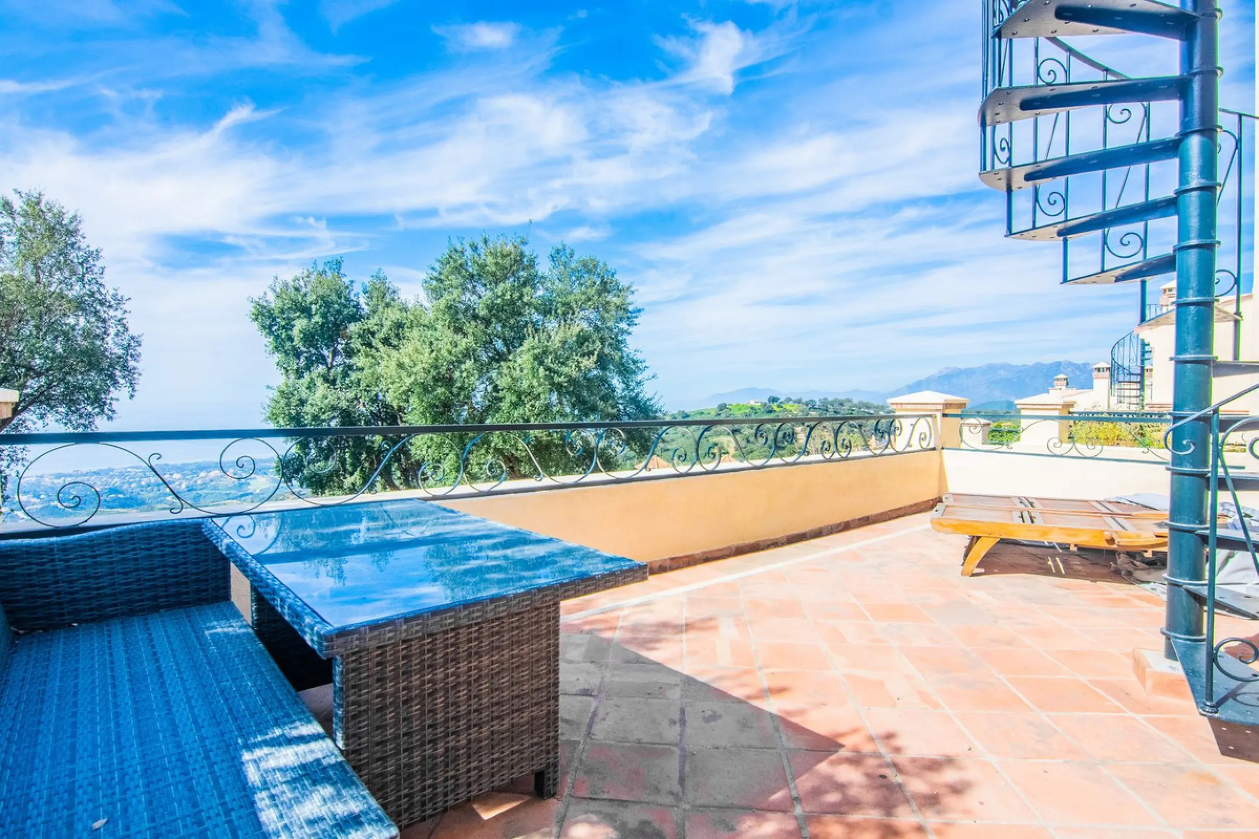 This small complex of only 8 south facing villas offers truly fantastic views to the Mediterranean and the mountains.