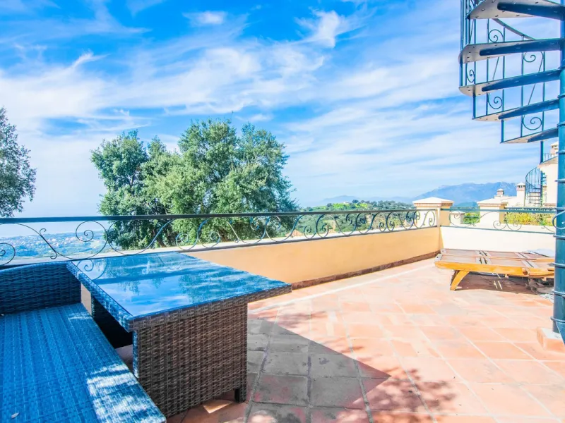 This small complex of only 8 south facing villas offers truly fantastic views to the Mediterranean and the mountains.
