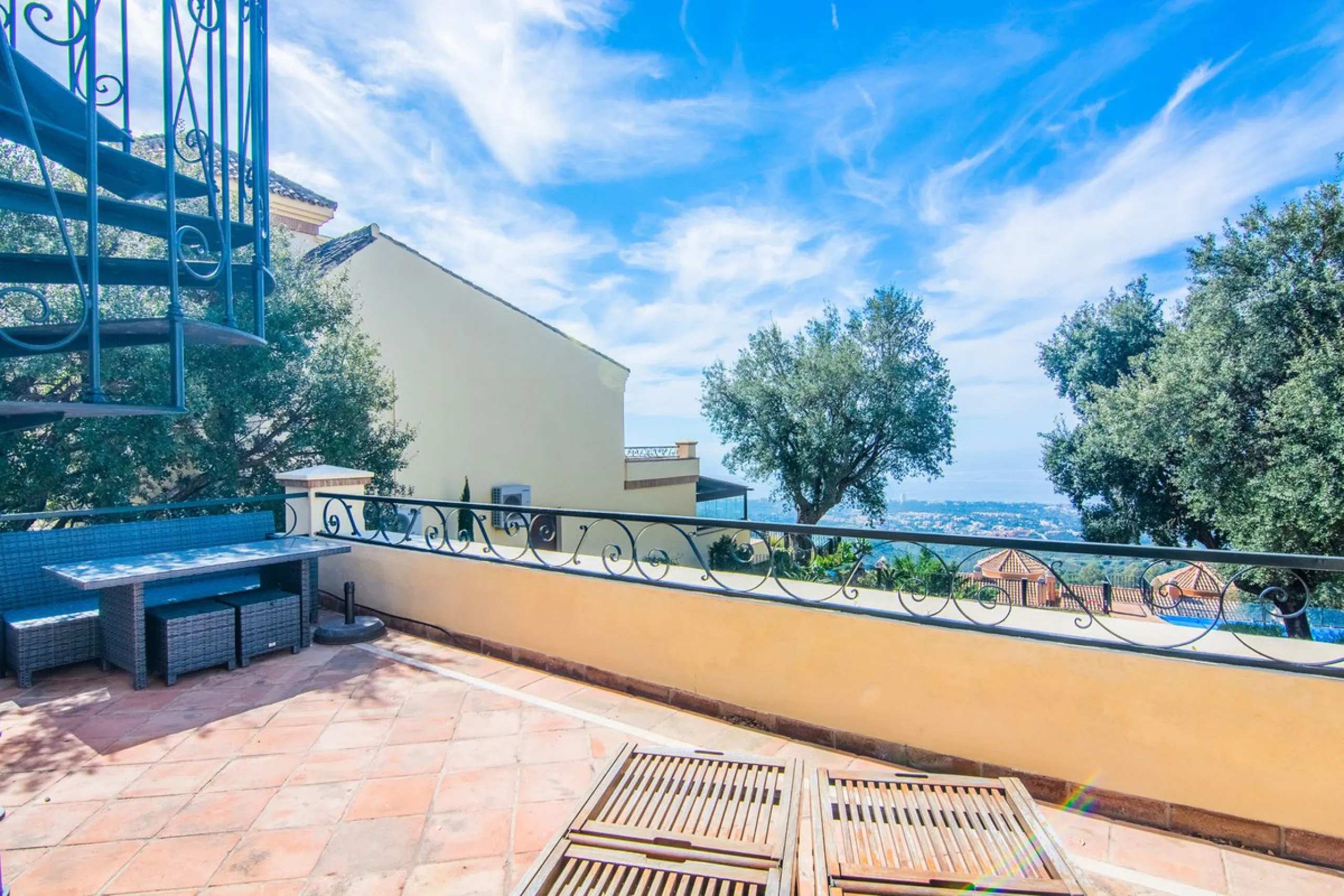 This small complex of only 8 south facing villas offers truly fantastic views to the Mediterranean and the mountains.