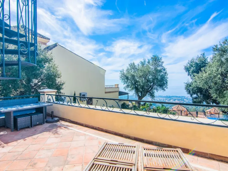 This small complex of only 8 south facing villas offers truly fantastic views to the Mediterranean and the mountains.